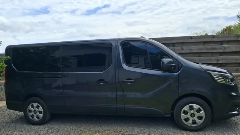 Renault Trafic 9 places VTC — transfert aéroport Roland Garros à La Réunion